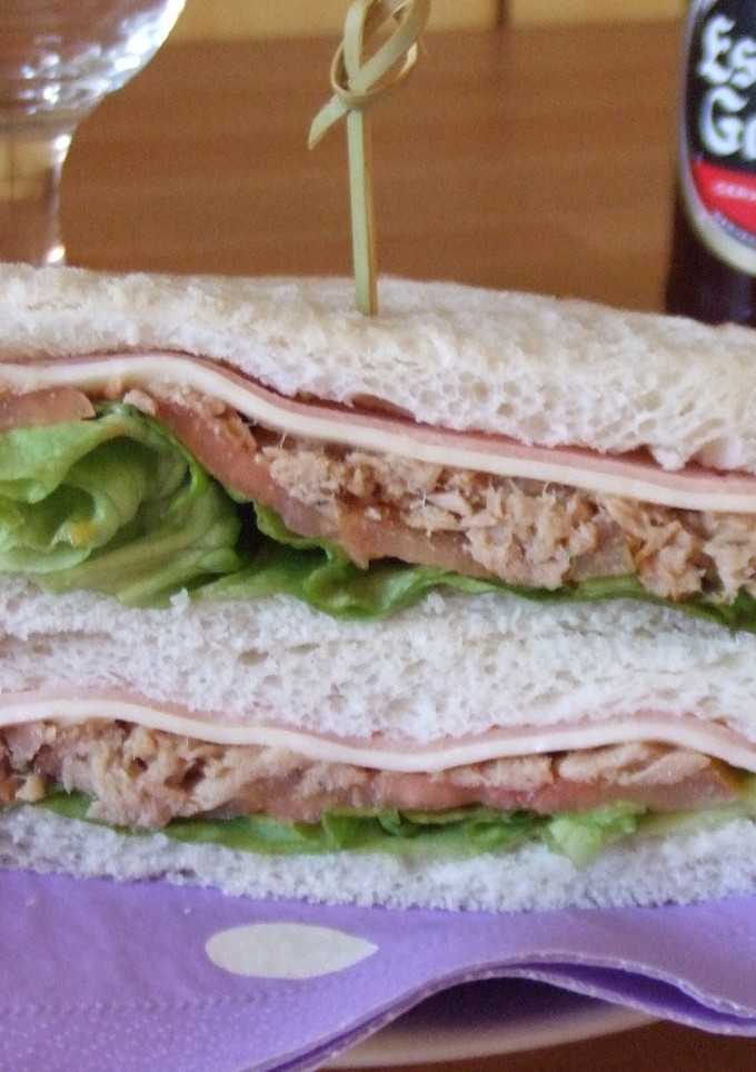Una foto de Sándwich mixto atunado