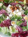 Ensalada rápida con mozzarella y huevos de codorniz y aceitunas