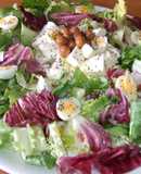 Ensalada rápida con mozzarella y huevos de codorniz y aceitunas