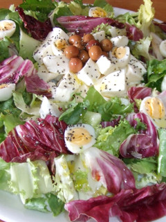 Una foto de Ensalada rápida con mozzarella y huevos de codorniz y aceitunas
