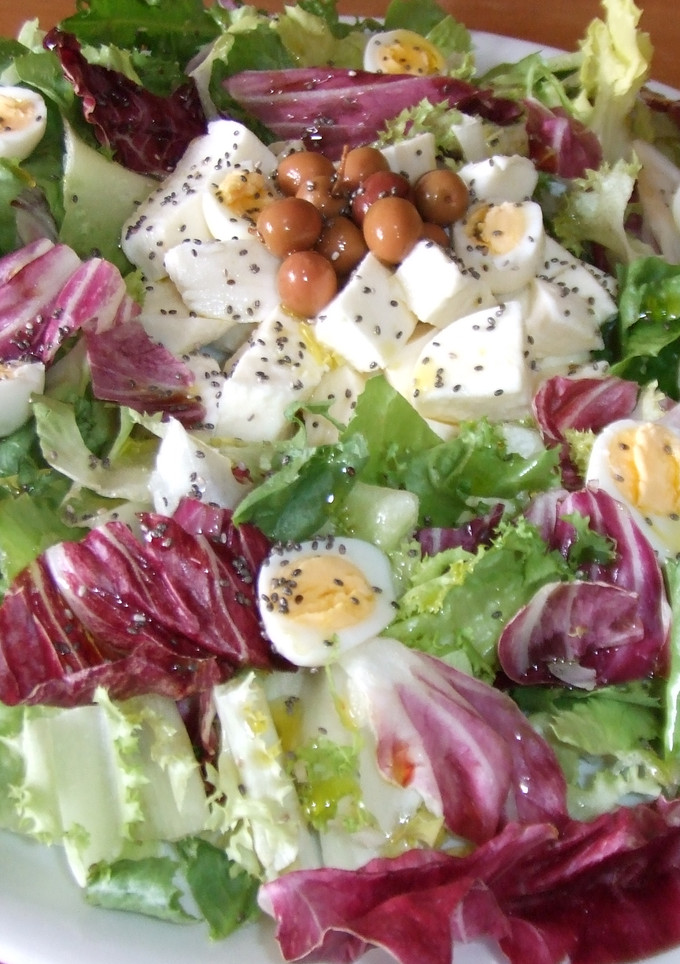 Una foto de Ensalada rápida con mozzarella y huevos de codorniz y aceitunas