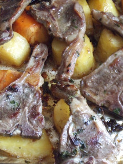 Una foto de Chuletitas de cordero al ajillo al horno con tubérculos al orégano fresco