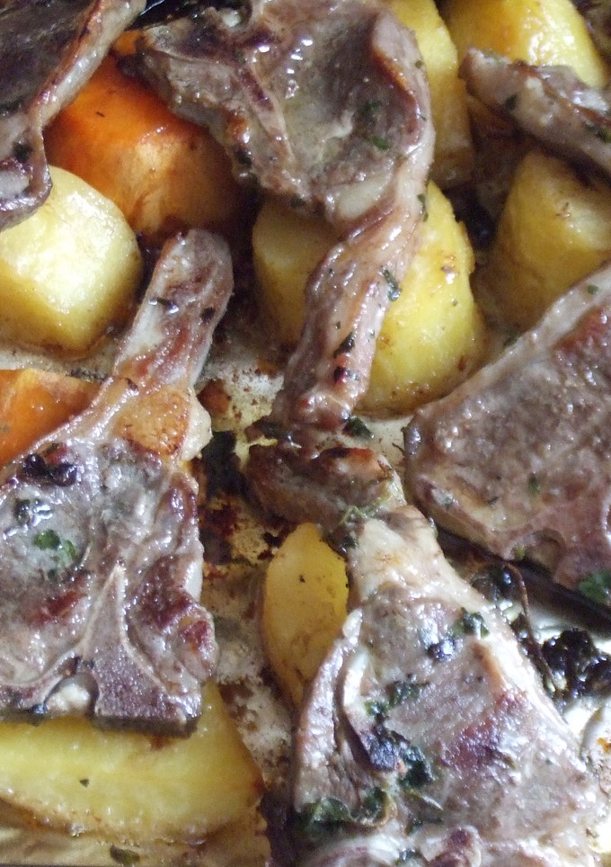 Una foto de Chuletitas de cordero al ajillo al horno con tubérculos al orégano fresco 