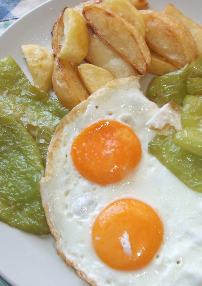 Una foto de Patatas, huevos y pimientos