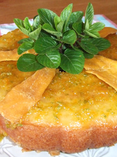 Una foto de Pastel sin huevo con mango y cobertura de cítricos
