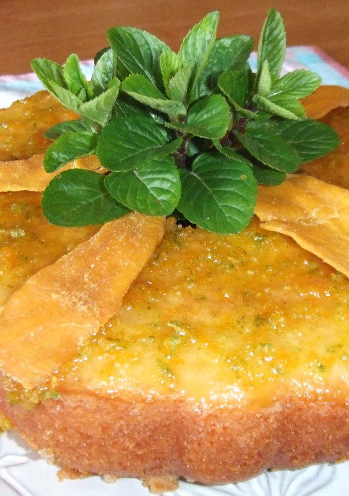 Una foto de Pastel sin huevo con mango y cobertura de cítricos