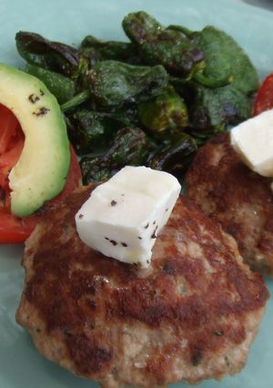 Una foto de Hamburguesas al limón con pimientos de Padrón