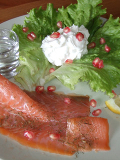 Una foto de Salmón con vodka y granada