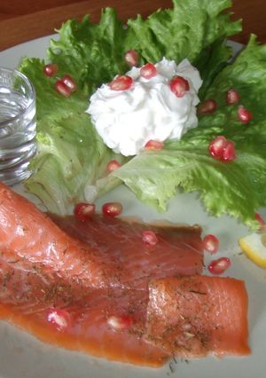 Una foto de Salmón con vodka y granada