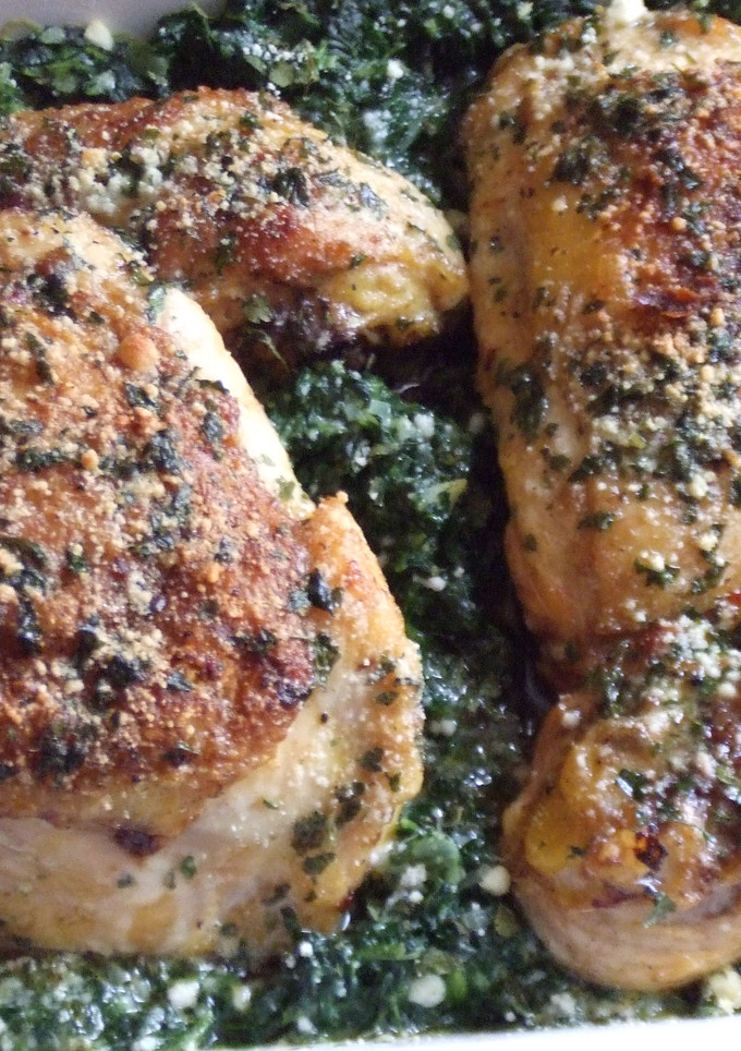 Una foto de Pollo sobre lecho de espinacas con jengibre