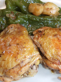 Una foto de Pollo gustoso al limón, con vermú