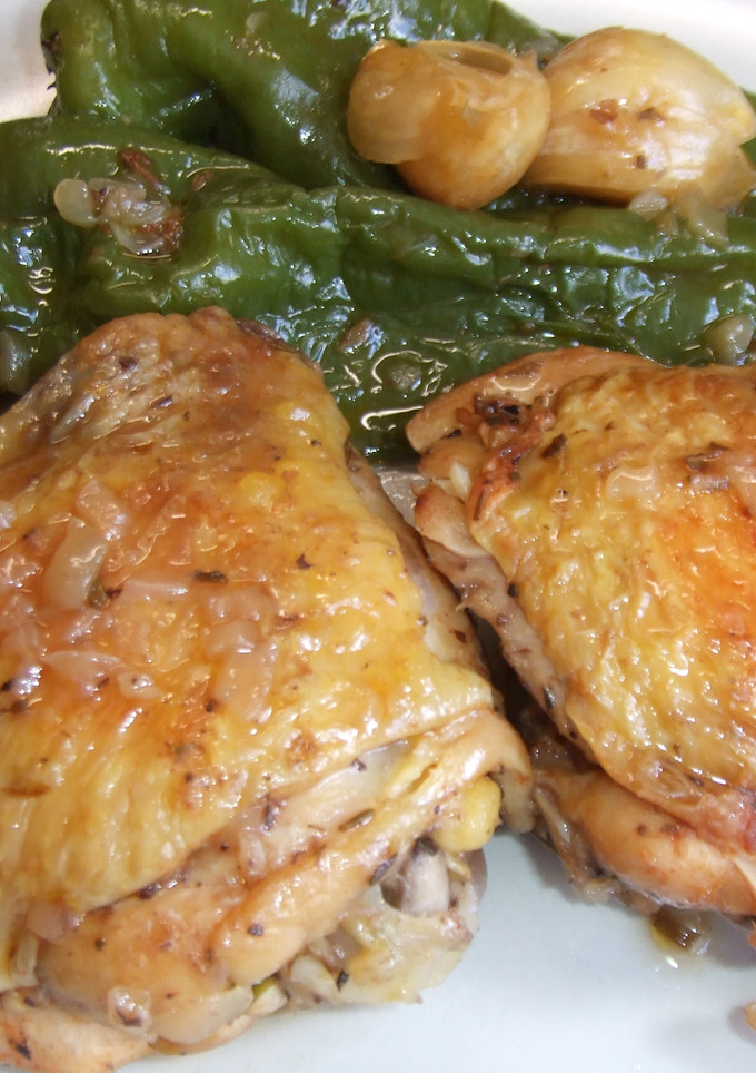 Una foto de Pollo gustoso al limón, con vermú 