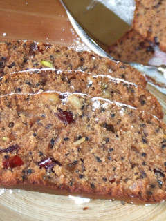 Una foto de Cake de canela, frutos secos y semillas de sésamo negro