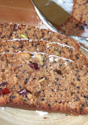 Una foto de Cake de canela, frutos secos y semillas de sésamo negro