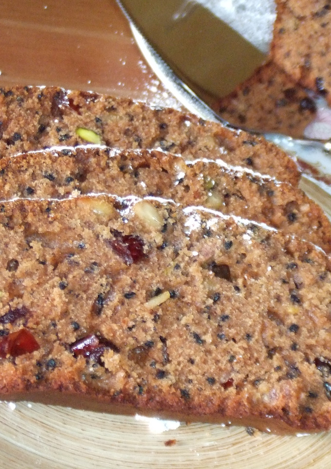 Una foto de Cake de canela, frutos secos y semillas de sésamo negro