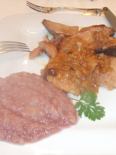 Una foto de Lomo de cerdo en salsa de orejones y puré de manzana especial