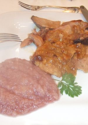 Una foto de Lomo de cerdo en salsa de orejones y puré de manzana especial