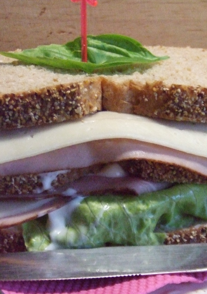 Una foto de Sándwich triple para desayuno 
