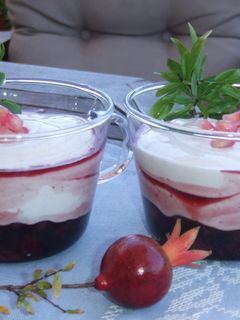 Una foto de Copas de frutos rojos con crema de limón