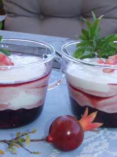 Una foto de Copas de frutos rojos con crema de limón