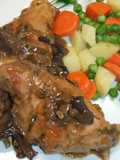 Conejo de monte a la cacerola con vermú y verduras a la mantequilla