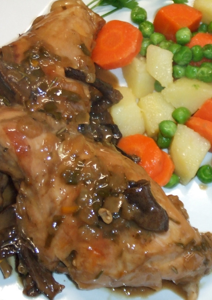 Una foto de Conejo de monte a la cacerola con vermú y verduras a la mantequilla