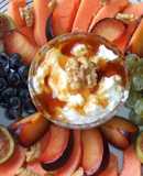 Frutas de estación con crema de queso de Cebreiro 