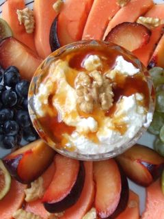 Una foto de Frutas de estación con crema de queso de Cebreiro 
