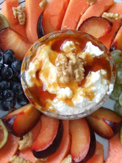 Una foto de Frutas de estación con crema de queso de Cebreiro