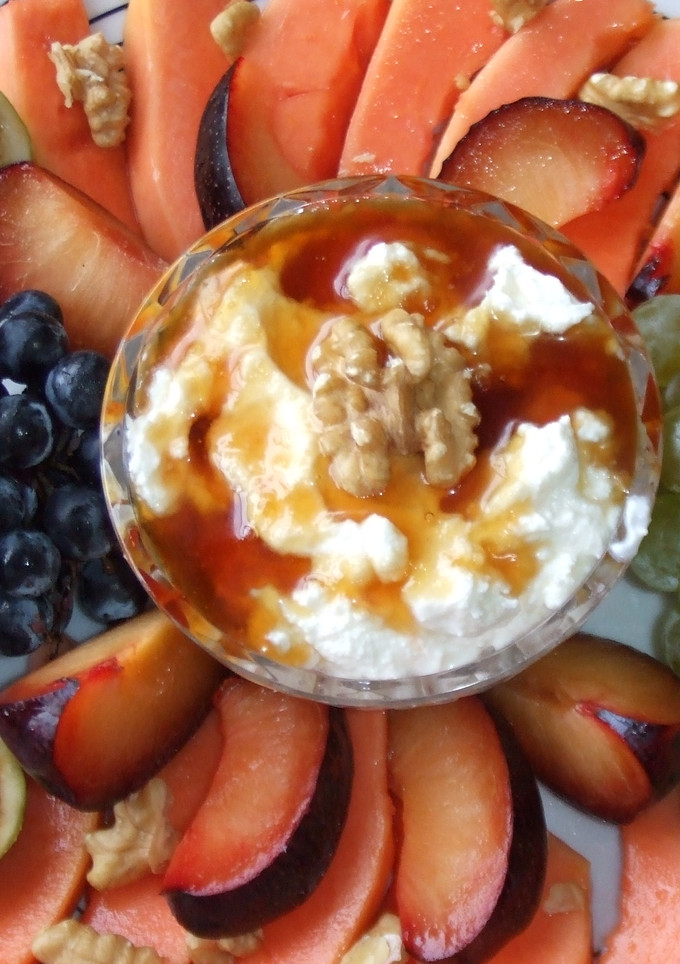 Una foto de Frutas de estación con crema de queso de Cebreiro 