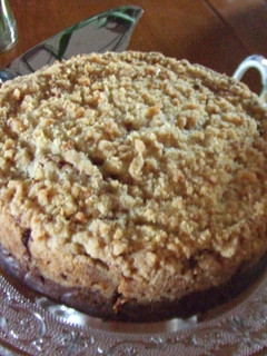 Una foto de Pastel de vainilla y cacao con avellanas garrapiñadas