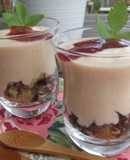 Vasitos de postre frutal y bizcocho con jalea de rosas