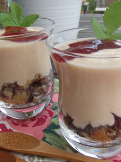 Una foto de Vasitos de postre frutal y bizcocho con jalea de rosas