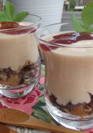 Una foto de Vasitos de postre frutal y bizcocho con jalea de rosas