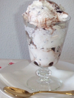 Una foto de Helado de crema con trocitos de chocolate