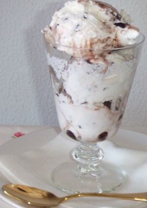 Una foto de Helado de crema con trocitos de chocolate