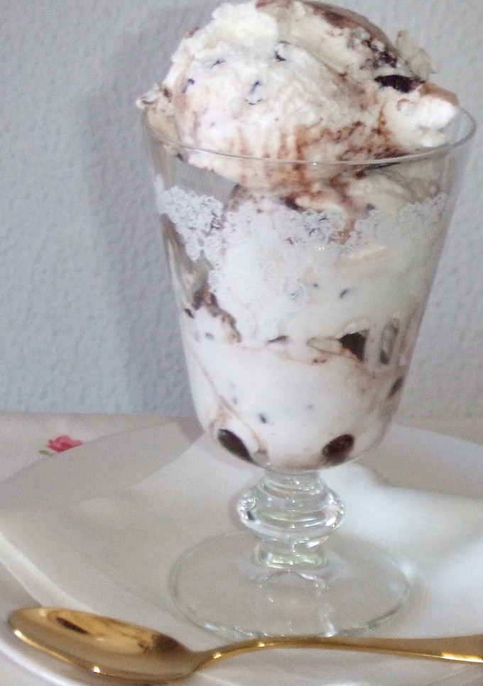 Una foto de Helado de crema con trocitos de chocolate