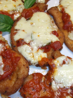 Una foto de Milanesas de pavo con salsa criolla y queso San Paulin