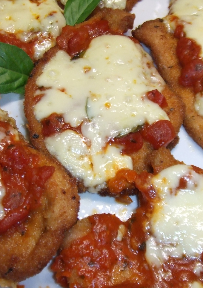 Una foto de Milanesas de pavo con salsa criolla y queso San Paulin