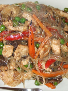 Una foto de Noodles con hongos