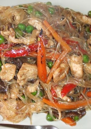Una foto de Noodles con hongos