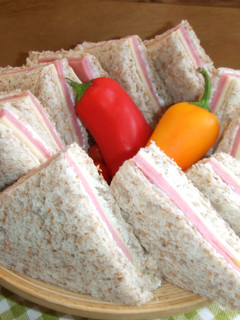 Una foto de Sándwiches “de dedo”