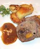 Rollo de ternera relleno con su salsa y patatas a la inglesa 