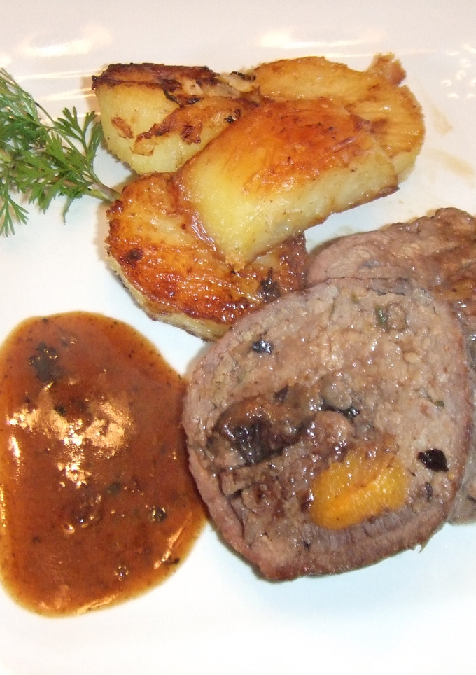 Una foto de Rollo de ternera relleno con su salsa y patatas a la inglesa 