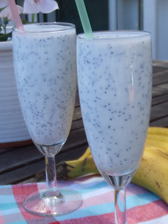 Una foto de Batido de plátano, kéfir y semillas de chía