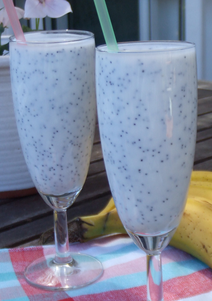 Una foto de Batido de plátano, kéfir y semillas de chía