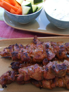 Una foto de Pinchos de cordero con tzatziki