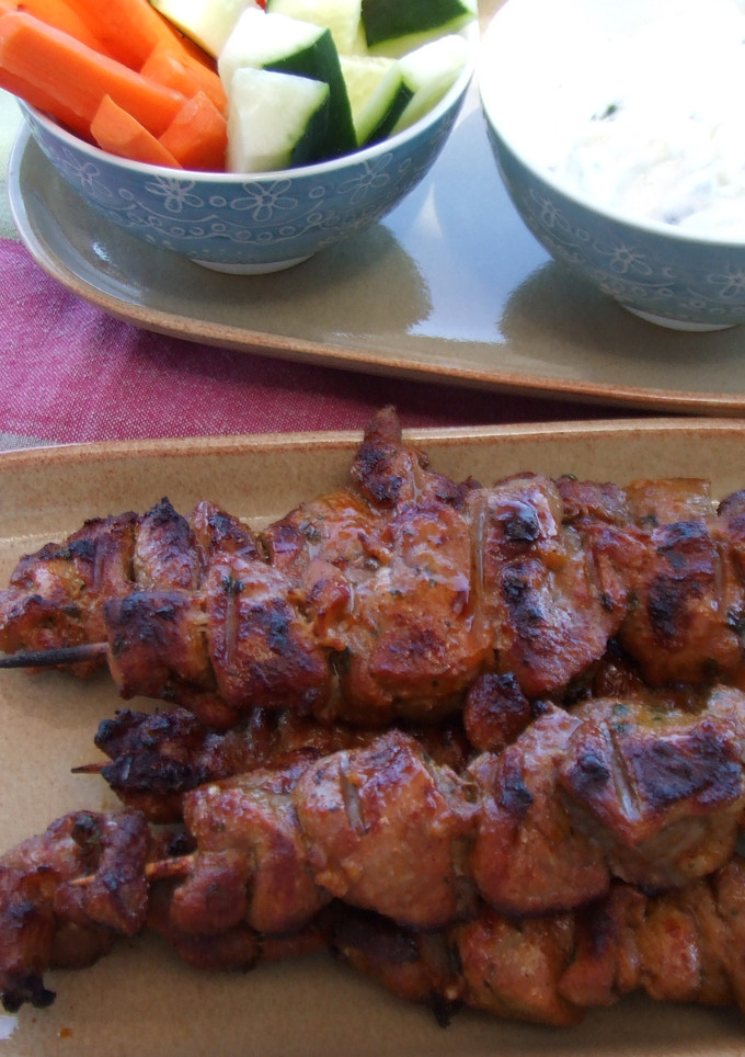 Una foto de Pinchos de cordero con tzatziki