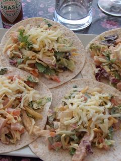 Una foto de Tortillitas sencillas con salsa americana