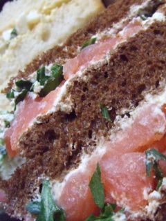 Una foto de Triángulos de salmón con rúcula